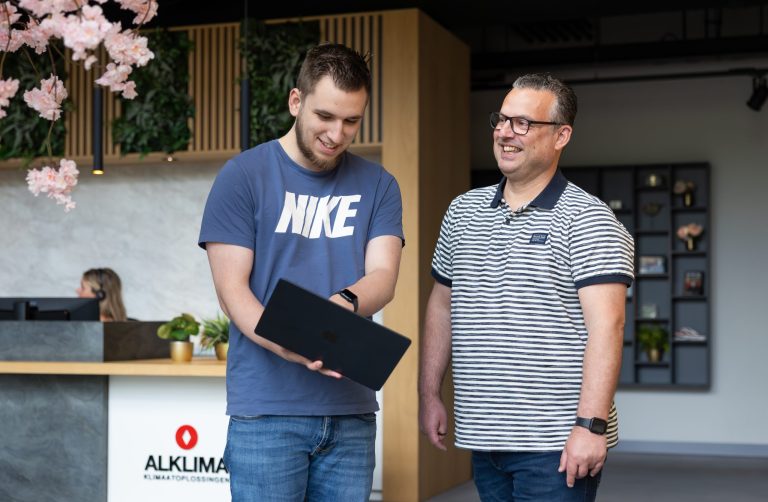Dennis van Eijsden met collega bij Alklima Mitsubishi Electric